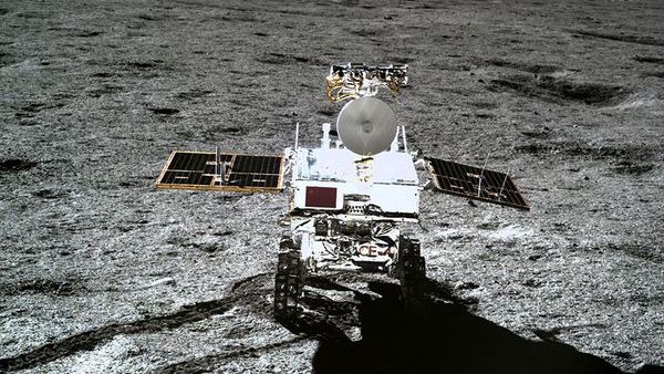 Il rover Yutu 2 della Cina continua a stupire dopo quasi 6 anni sul lato nascosto della luna (video)