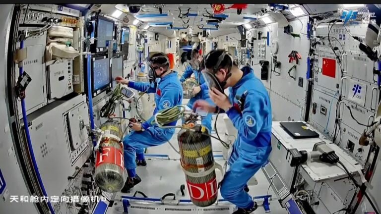 Astronauti cinesi: esercitazioni d'emergenza e lancio di carichi nello spazio (video)