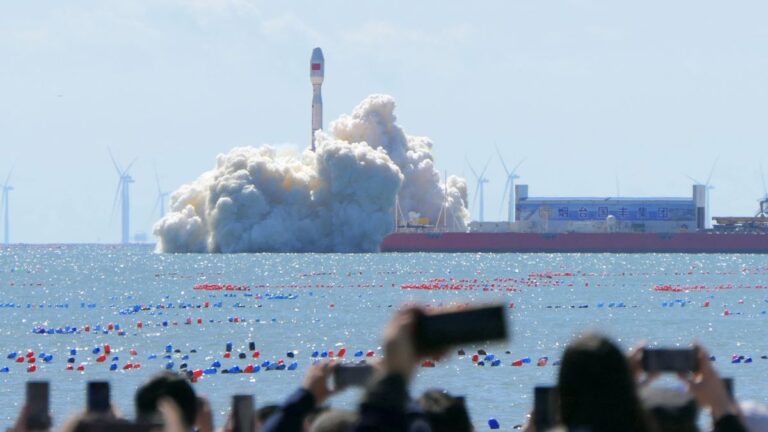 Razzo Cinese lancia 8 satelliti in orbita da una nave in mare (foto incredibili!)