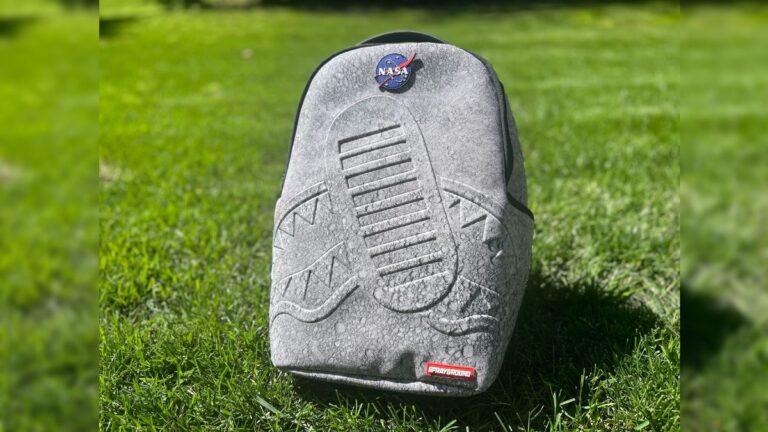 Impronta della luna di Apollo 11 sulla nuova zaino di Sprayground!