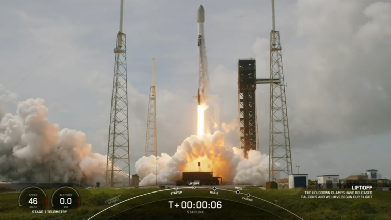 Razzo SpaceX riutilizzato lancia 7.001° satellite Starlink (e 20 in più), atterra in mare: guarda il video!