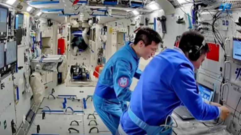 Astronauti Cinesi Esplorano Microbi Antichi sulla Stazione Spaziale Tiangong (Guarda il Video!)