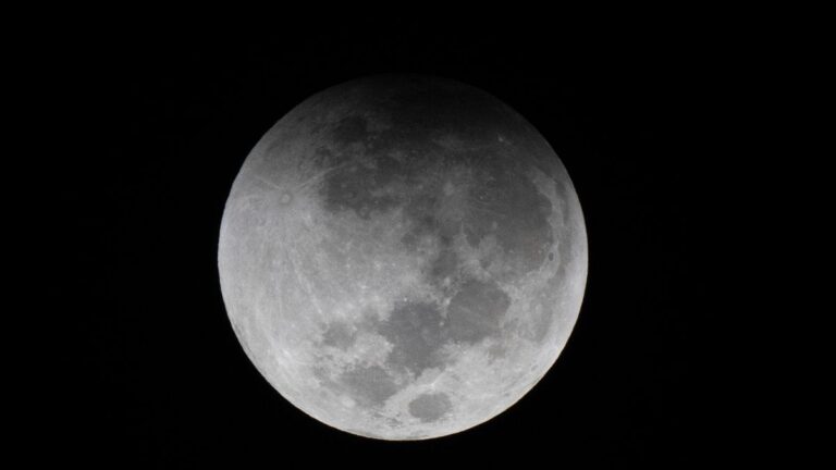 Prepárati per l'eclissi parziale della Superluna dei Raccolti: Tutto ciò che devi sapere!