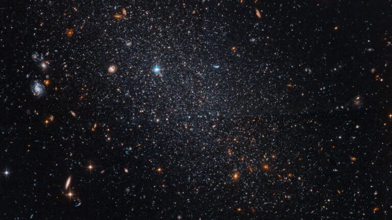 Telescopio Hubble scopre un 'fossile cosmico' brillante a 3 milioni di anni luce!