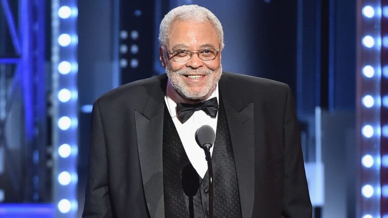 Addio a James Earl Jones, la leggenda che ha dato voce a Darth Vader, morto a 93 anni