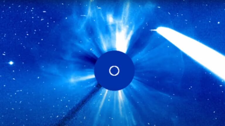 Cometa Tsuchinshan-ATLAS sorprende SOHO durante un potente bagliore solare (video)