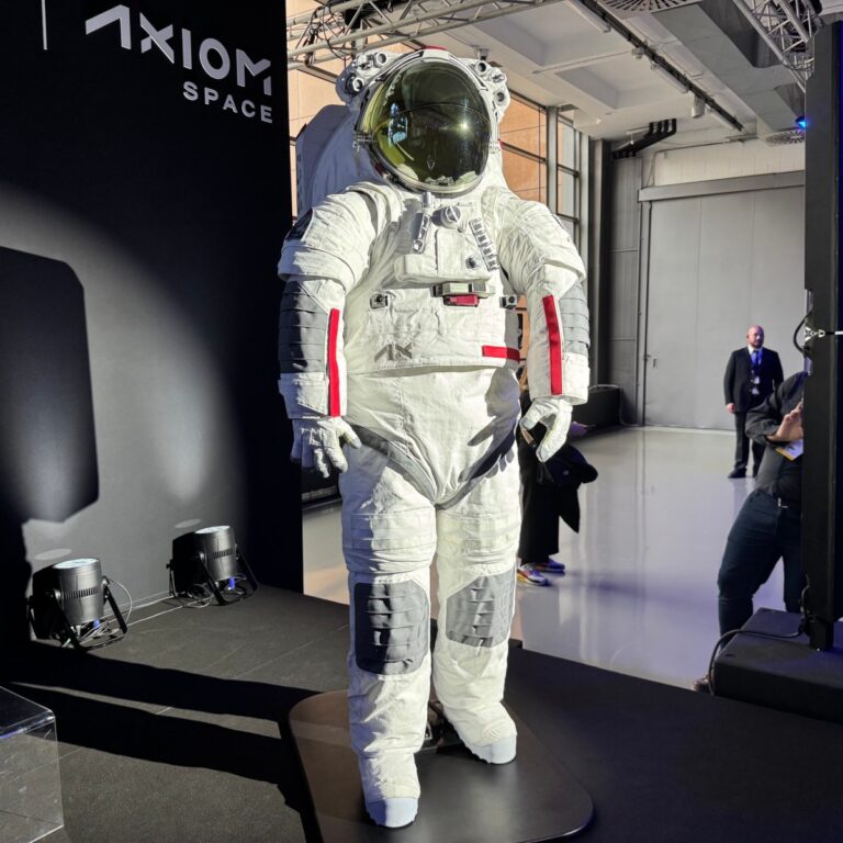 Axiom e Prada svelano il rivoluzionario design della tuta spaziale Artemis!