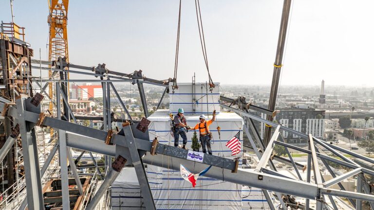 Travi in Acciaio Firmate: Il Tocco Finale per la Casa di L.A. della Space Shuttle Endeavour!