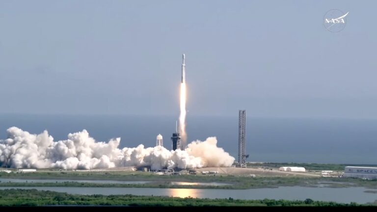 Falcon Heavy Lancia il Clipper di NASA: Un Viaggio nell'Oceano di Giove!