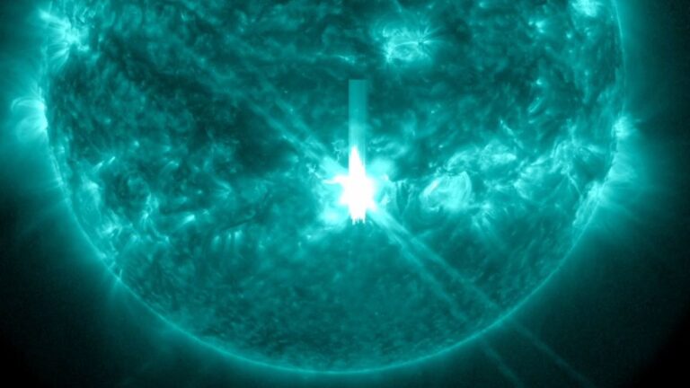 Enorme esplosione solare dal 2017 minaccia la Terra (video)