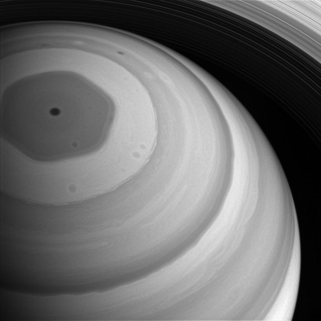 L'uragano esagonale di Saturno