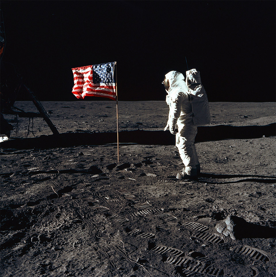 Buzz Aldrin e la bandiera americana lasciata durante la missione Apollo 11