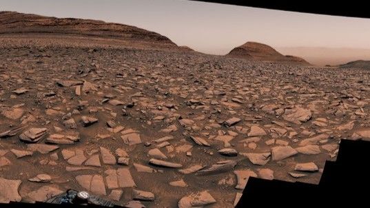 Il rover Curiosity della NASA svela la vista a 360° di Marte con misteriosi sassi di zolfo